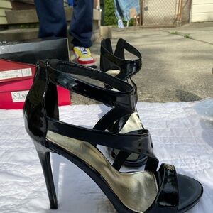 Shiny black toe-out high heels